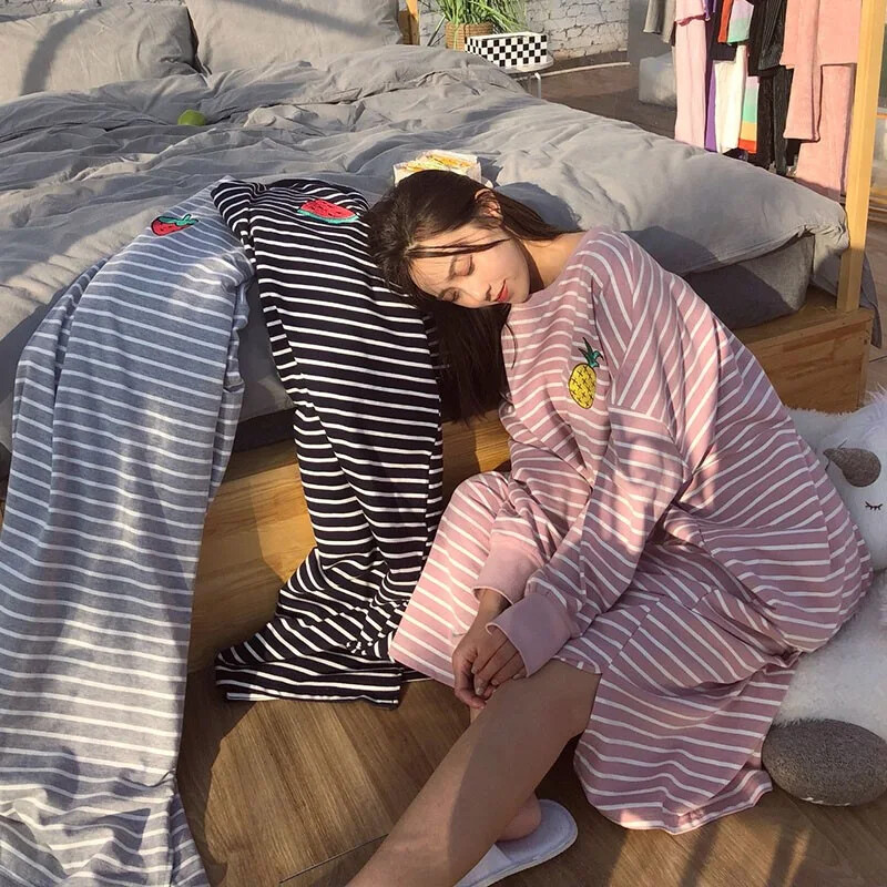 2024. gada pavasaris, jauns brīvs piegriezums ar garām piedurknēm, izšūtām, svītrainām augļu kleitām, naktskrekls, guļamkrekls, mājas apģērbs