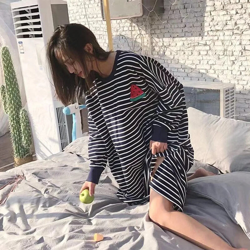 2024. gada pavasaris, jauns brīvs piegriezums ar garām piedurknēm, izšūtām, svītrainām augļu kleitām, naktskrekls, guļamkrekls, mājas apģērbs