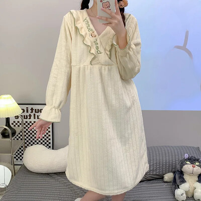 Uus flanellist talveunekleit naiste paksendatud suur avara istuvusega magus korallisamet, soe keskmise pikkusega kleit öösärk