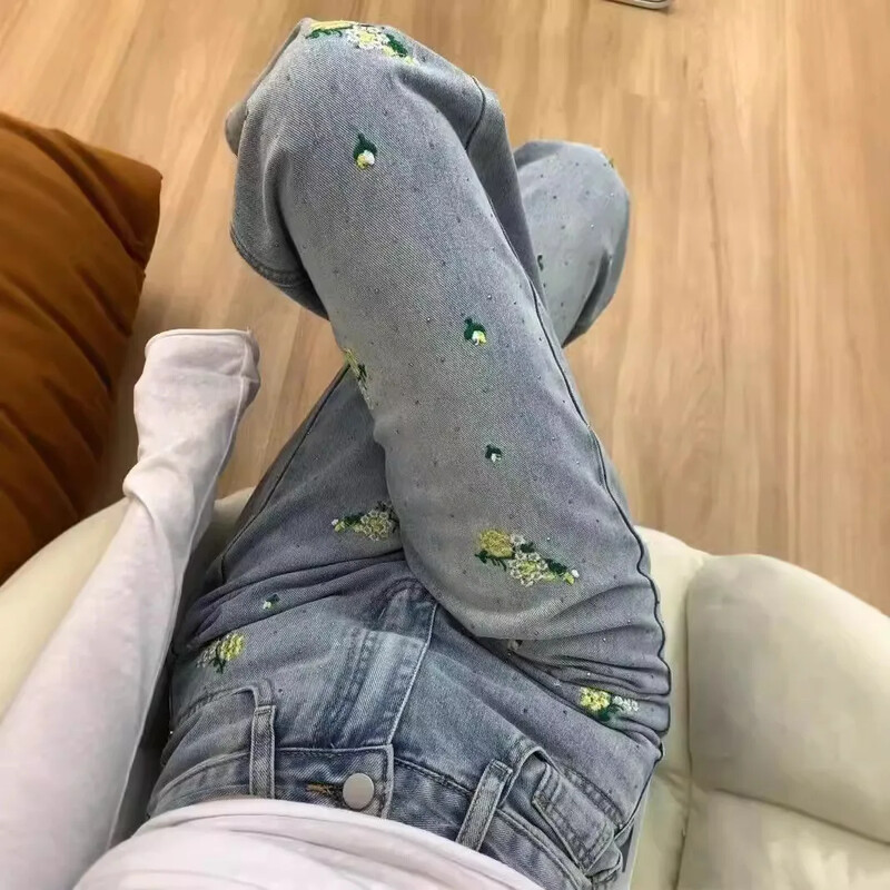 Vintažinio stiliaus didelio dydžio siuvinėti moteriški džinsai aukštu juosmeniu klubus dengiantys tiesios kojos varpelio apačia Vasarinė plona versija