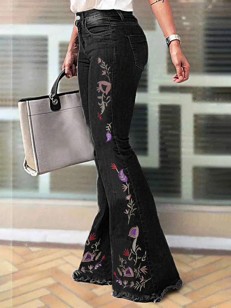 Moteriški džinsai su siuvinėti varpelio apačia, tamprios platėjančios džinsinės kelnės