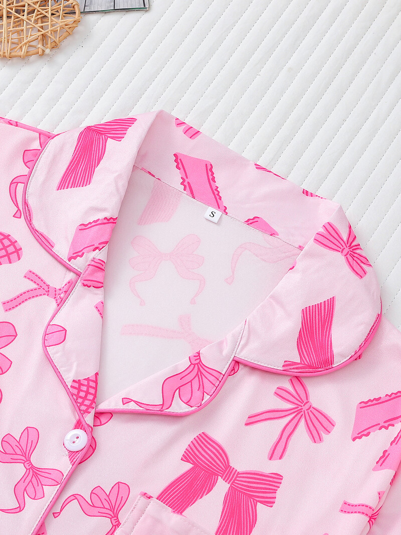 Armsat vibutrükist saab kanda naiste pidžaamakomplektide mugavate revääridega lühikeste varrukatega toppide ja avarate lühikeste naiste puhkerõivaste peal