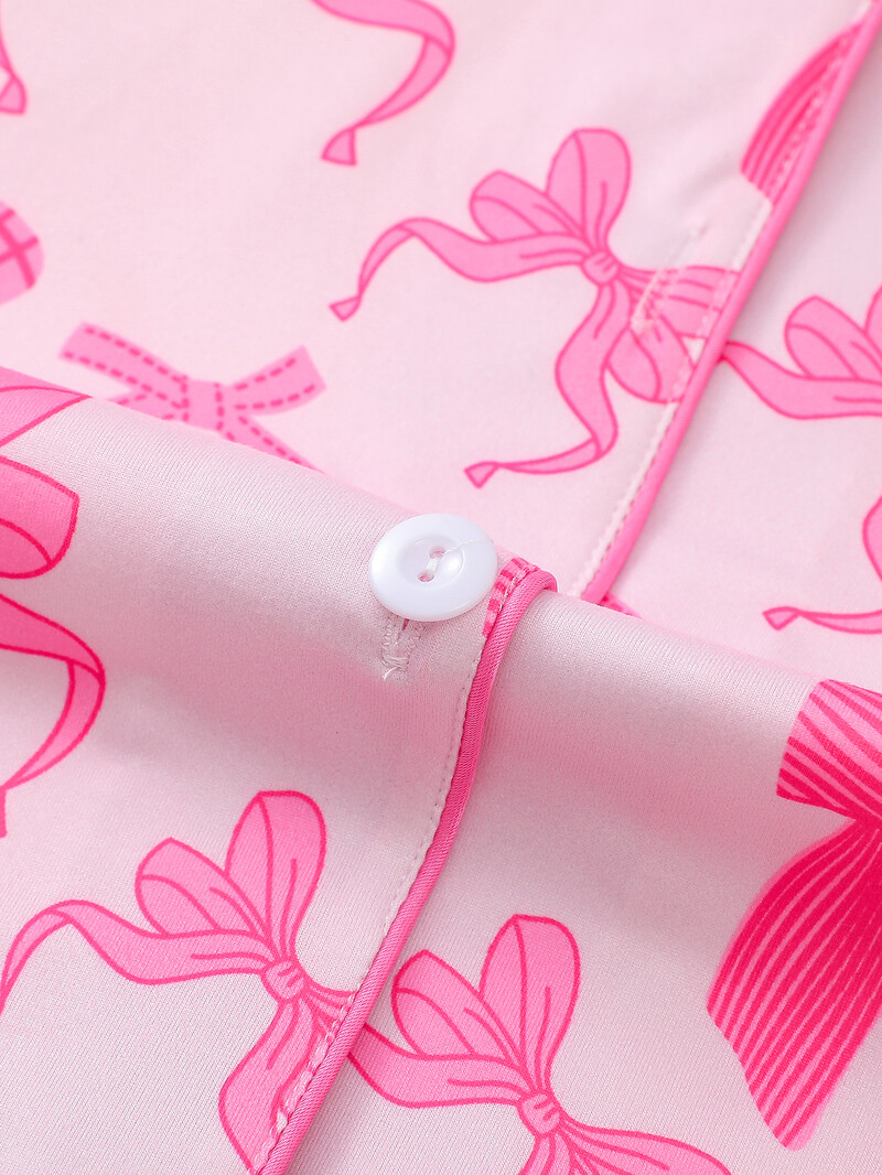 Armsat vibutrükist saab kanda naiste pidžaamakomplektide mugavate revääridega lühikeste varrukatega toppide ja avarate lühikeste naiste puhkerõivaste peal