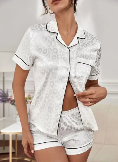 2024 m. Moteriški miegui skirti vasariniai pižamų komplektai, aplenkta apykakle Dirbtinio šilko atlaso viršus trumpomis rankovėmis + šortai Moteriškas pižamos namų kostiumas