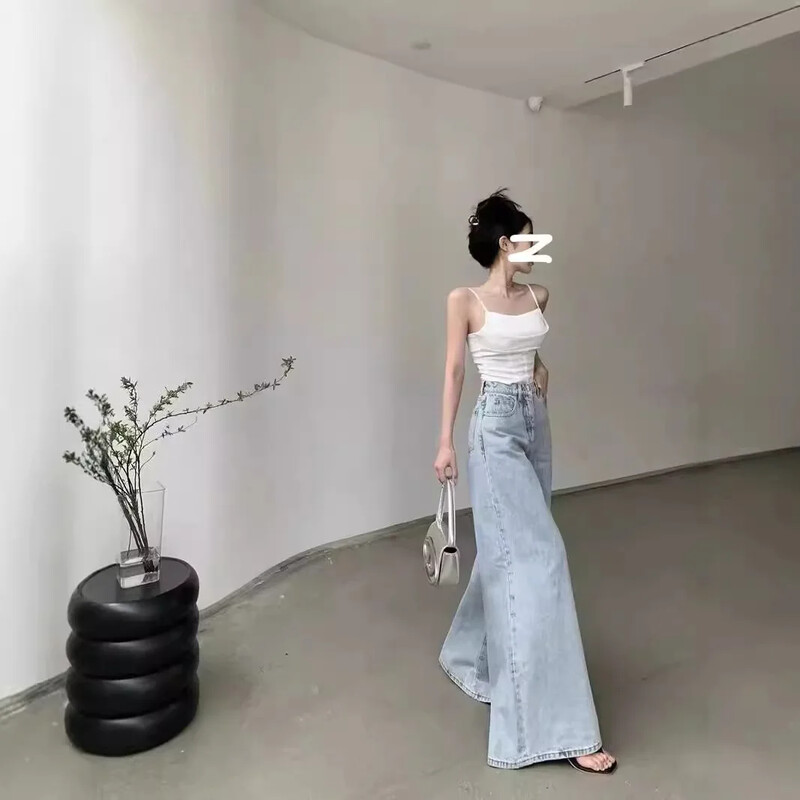 2024. aasta kevadsügis uue stiiliga naiste teksad – heledates toonides laia säärega, kõrge vöökohaga, lahtised sirged püksid, mis sobivad igal aastaajal