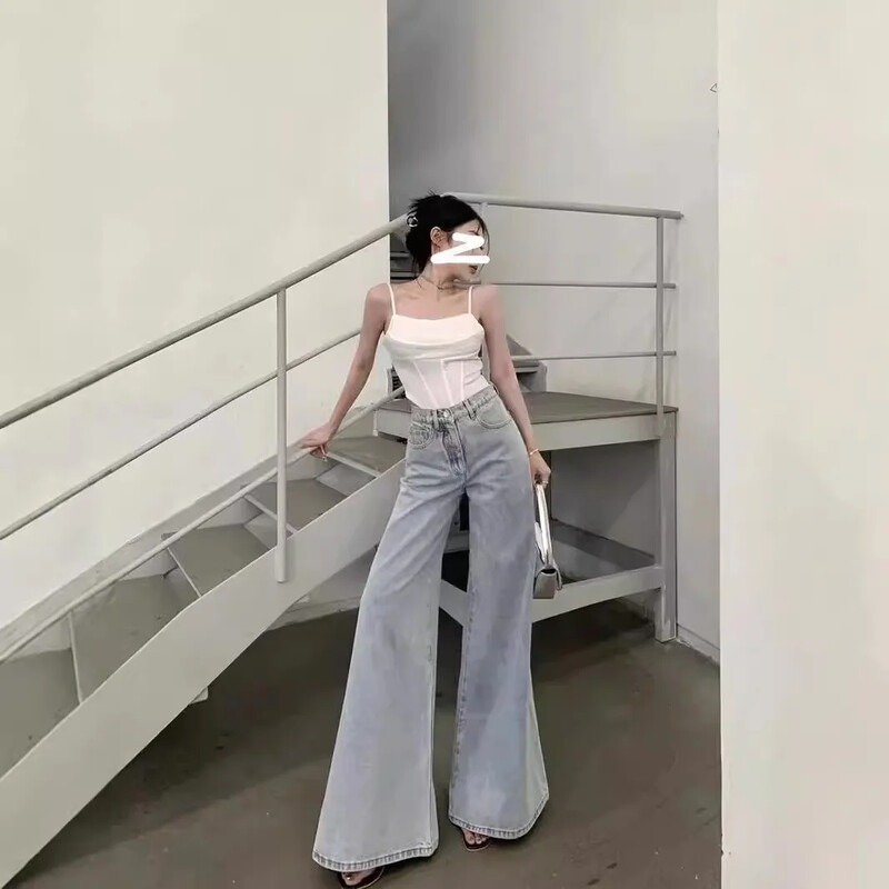 2024. aasta kevadsügis uue stiiliga naiste teksad – heledates toonides laia säärega, kõrge vöökohaga, lahtised sirged püksid, mis sobivad igal aastaajal