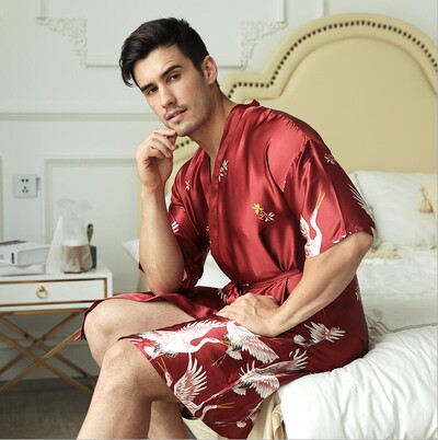 Melns ķīniešu vīriešu zīda viskozes halāts vasaras ikdienas kāzu labākā vīrieša guļamveļa V veida kakla izgriezuma kimono Yukata vannas kleita lielizmēra XXXL