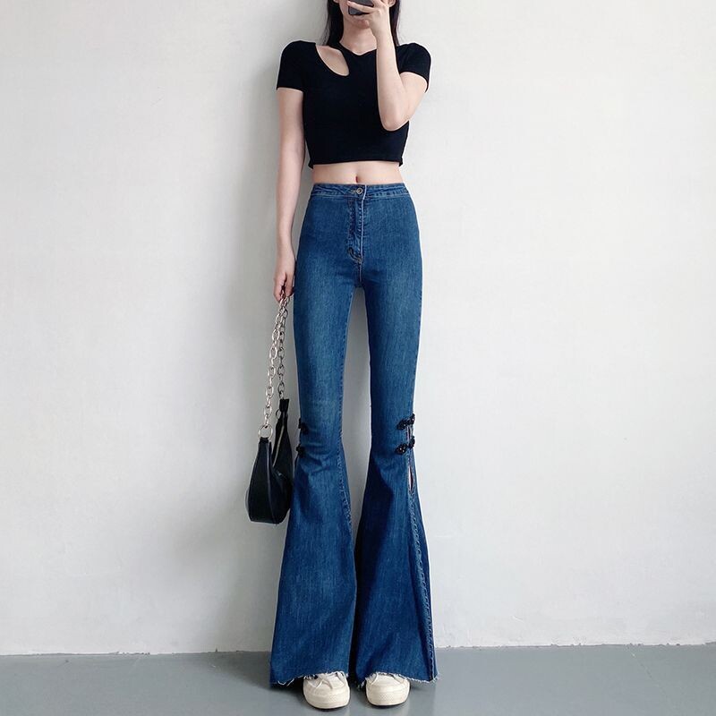 Magas derekú, osztott, enyhén kiszélesedő női farmer karcsú szabású és karcsúsító, padlóhosszú, szélesített nadrág