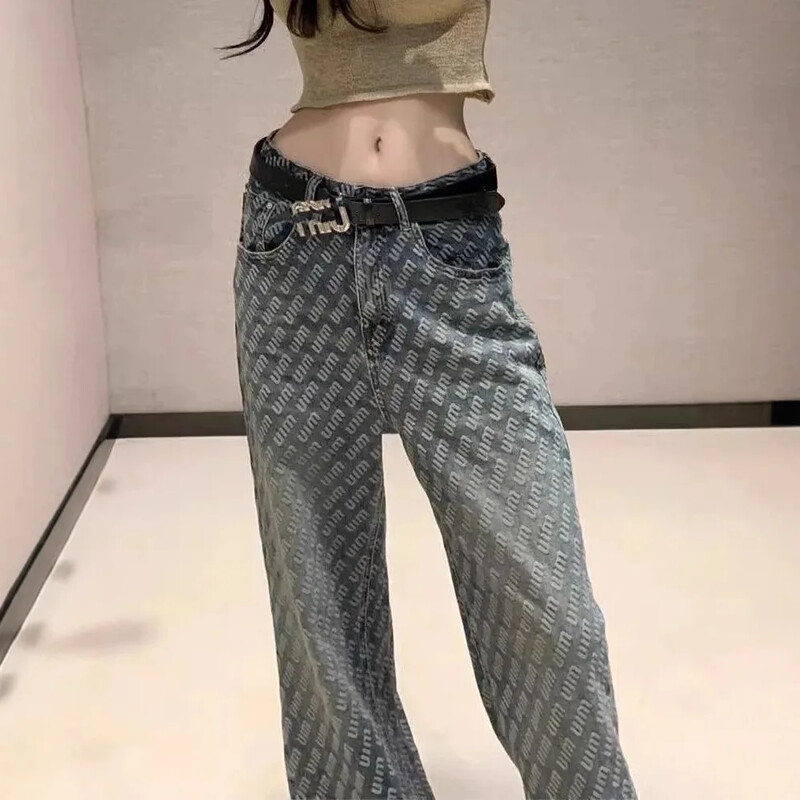 Uus mood salenemist soodustavad sirge säärega pikad teksad naistele kõrge vöökohaga, lahtised teksapüksid Trendikas kirjatrükis disain