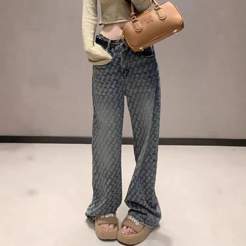 Uus mood salenemist soodustavad sirge säärega pikad teksad naistele kõrge vöökohaga, lahtised teksapüksid Trendikas kirjatrükis disain