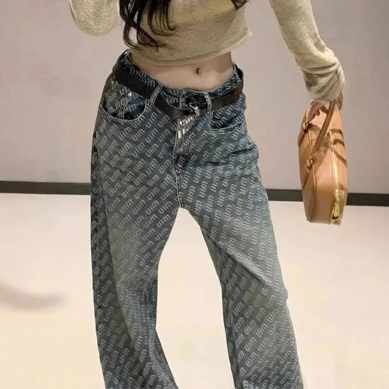 Uus mood salenemist soodustavad sirge säärega pikad teksad naistele kõrge vöökohaga, lahtised teksapüksid Trendikas kirjatrükis disain