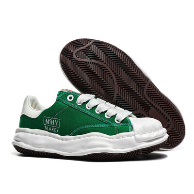 Laisvalaikio batai su paaukštintu korpusu storu padu yra madingi, stabilūs, paprasti, patogūs ir geros išvaizdos