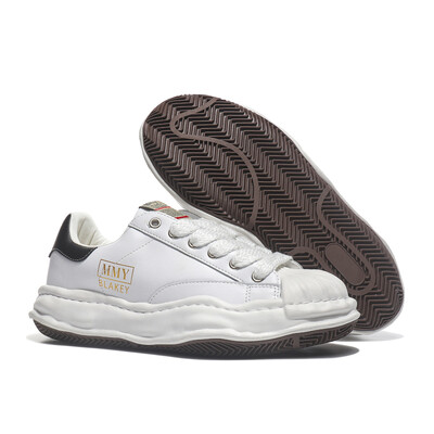 Laisvalaikio batai su paaukštintu korpusu storu padu yra madingi, stabilūs, paprasti, patogūs ir geros išvaizdos