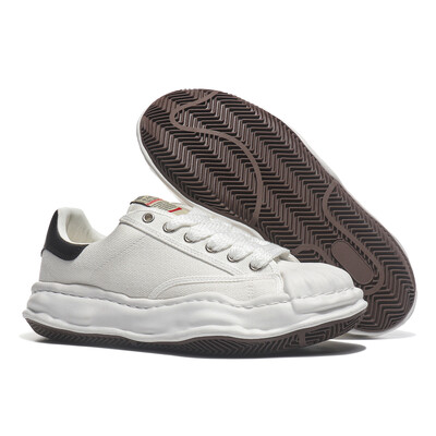 Laisvalaikio batai su paaukštintu korpusu storu padu yra madingi, stabilūs, paprasti, patogūs ir geros išvaizdos