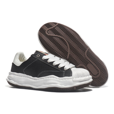 Laisvalaikio batai su paaukštintu korpusu storu padu yra madingi, stabilūs, paprasti, patogūs ir geros išvaizdos