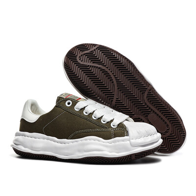 Laisvalaikio batai su paaukštintu korpusu storu padu yra madingi, stabilūs, paprasti, patogūs ir geros išvaizdos