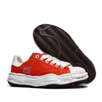 Laisvalaikio batai su paaukštintu korpusu storu padu yra madingi, stabilūs, paprasti, patogūs ir geros išvaizdos