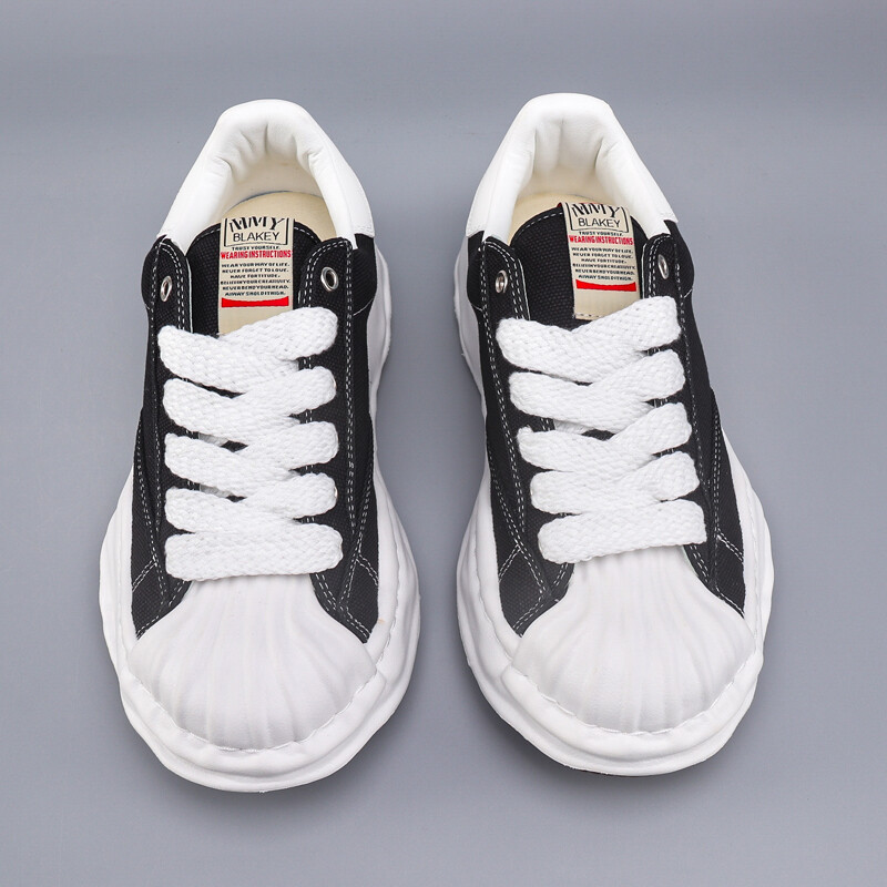 Laisvalaikio batai su paaukštintu korpusu storu padu yra madingi, stabilūs, paprasti, patogūs ir geros išvaizdos