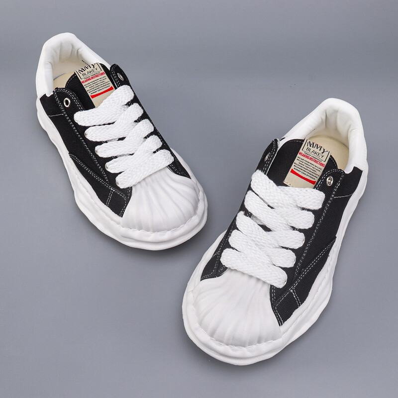 Laisvalaikio batai su paaukštintu korpusu storu padu yra madingi, stabilūs, paprasti, patogūs ir geros išvaizdos