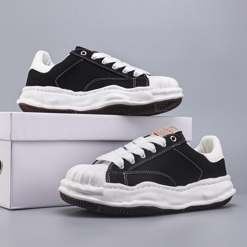 Laisvalaikio batai su paaukštintu korpusu storu padu yra madingi, stabilūs, paprasti, patogūs ir geros išvaizdos