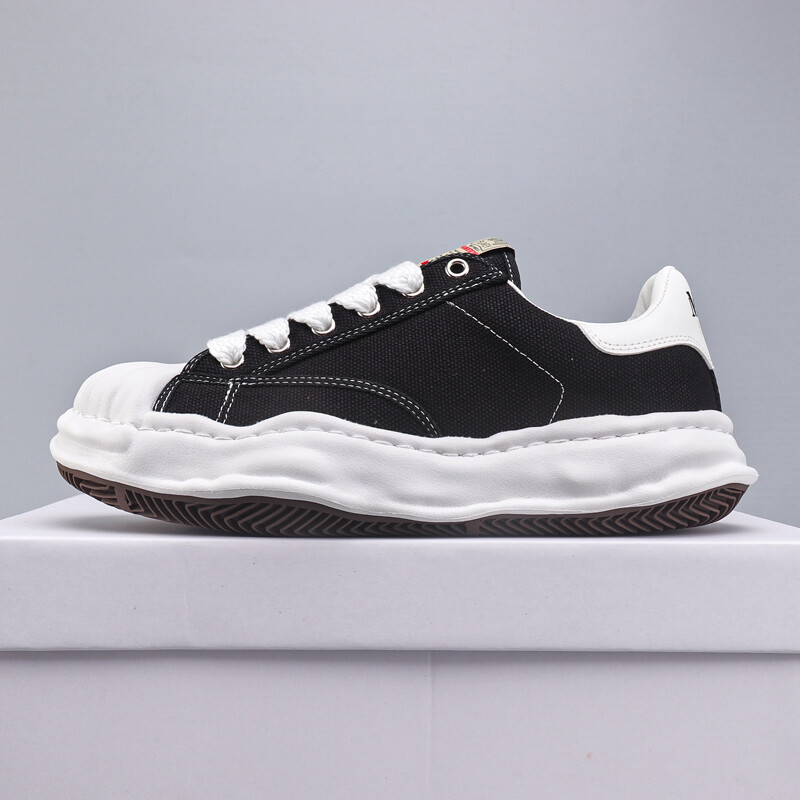 Laisvalaikio batai su paaukštintu korpusu storu padu yra madingi, stabilūs, paprasti, patogūs ir geros išvaizdos