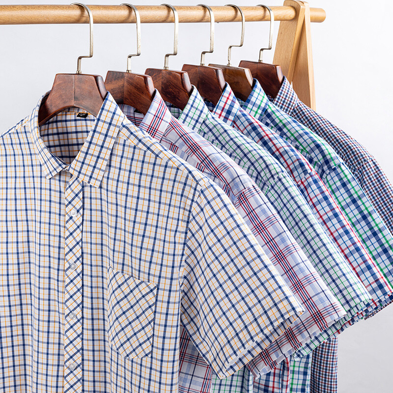 Moodne puuvillane ruuduline särk meeste lühikeste varrukatega, ühe plaastriga taskudisain Noor vabaaja, standardse sobivusega meeste särk