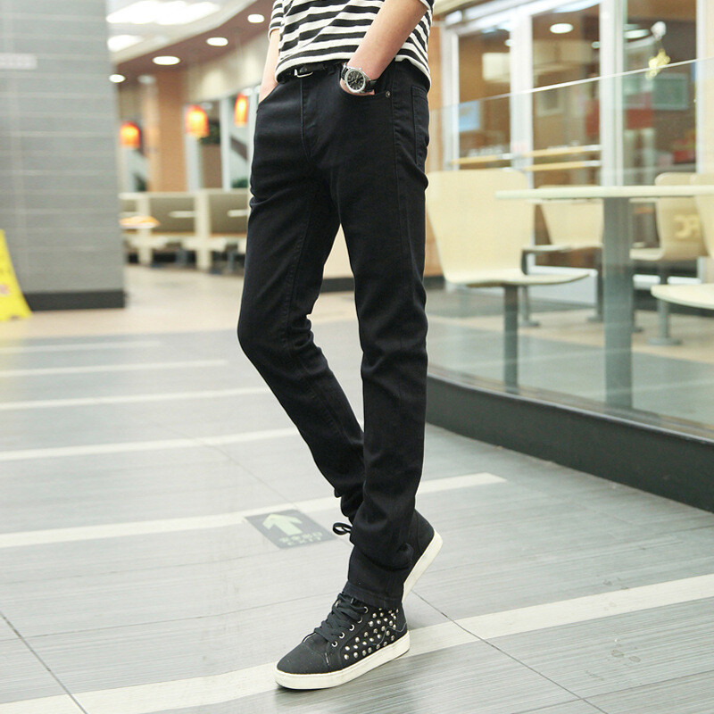 Vīriešu džinsi, 2025. gada vasara, jauns korejiešu stils, tievs vienkrāsains jaunatnes melnas mazas pēdu bikses, moderns vīriešu apģērbs