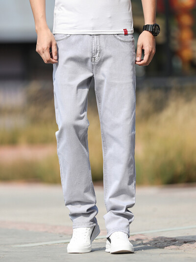 2023 m. vasaros visiškai nauji vyriški tiesūs laisvi ploni džinsai Paprasti laisvalaikio drabužiai Lengvi medvilniniai tamprūs šviesiai pilki džinsai