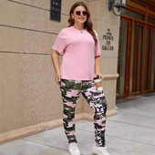 Didelio dydžio moteriškas kostiumas, kamufliažinio rašto kelnės trumpomis rankovėmis, derančios viršutinės dalies rinkiniai Dviejų dalių rinkinys Kelnių didelio dydžio rinkiniai