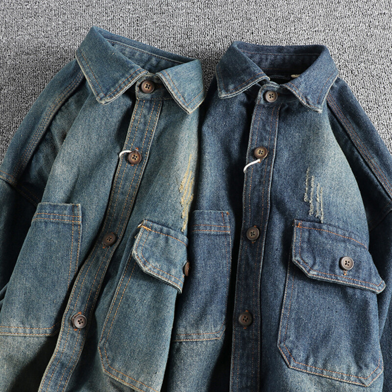 Rankovių pleistras, susiliejantis su stipriu skalbimu, kad būtų pagaminti seni senoviniai džinsiniai marškiniai vyrams, laisvi, standūs, madingi jaunimo marškiniai