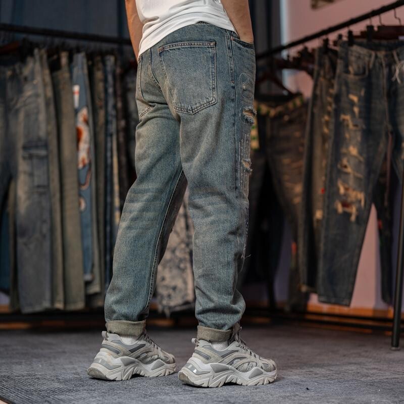 Vyriškos madingos amerikietiškos „High Street“ suplėšytos, išraižytos pataisos, paprastos, tiesios kelnės, džinsinės kelnės