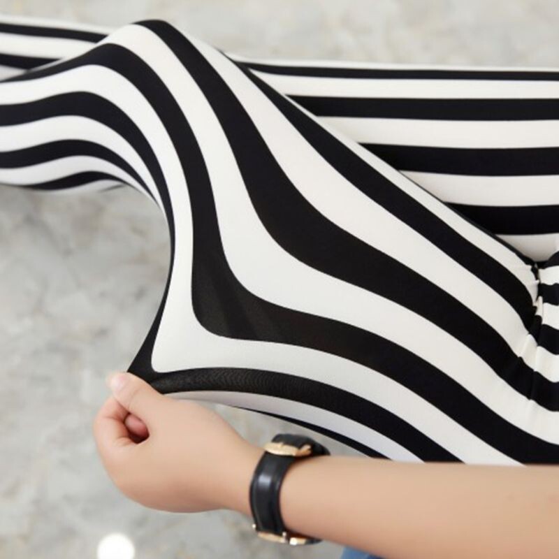 Moteriškos vidutinio aukščio čiurnos ilgio tamprios antblauzdžiai juodos baltos vertikalios dryžuotos jogos sportinės laisvalaikio kelnės „Capri“ elastinės pėdkelnės