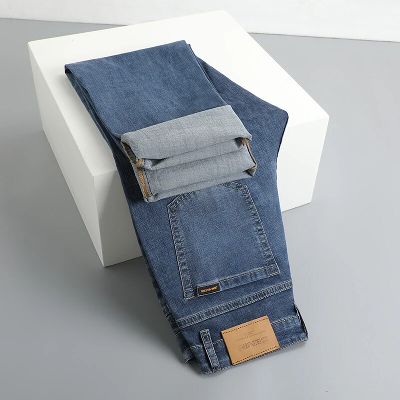 2024. gada vasara, jauni vīriešu taisni gaiši krāsu luksusa džinsi, biznesa brīvā laika pavadīšana klasiski elastīgi, plānas mīkstas bikses džinsa bikses vīriešiem