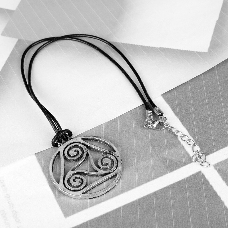 Колие с висулка Teen Wolf Triskele от европейски и американски филми и телевизионни сериали Гореща разпродажба