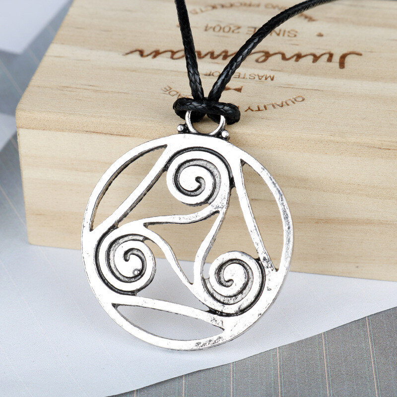 Колие с висулка Teen Wolf Triskele от европейски и американски филми и телевизионни сериали Гореща разпродажба