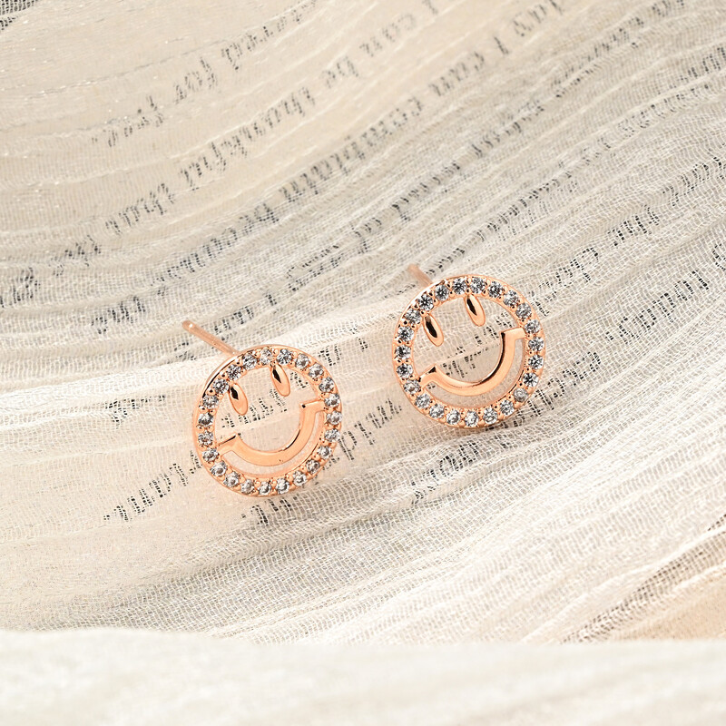 Южна Корея Dongdaemun кухи обеци с усмивка за жени нови сладки прости малки универсални сребърни иглени обеци 925 на едро