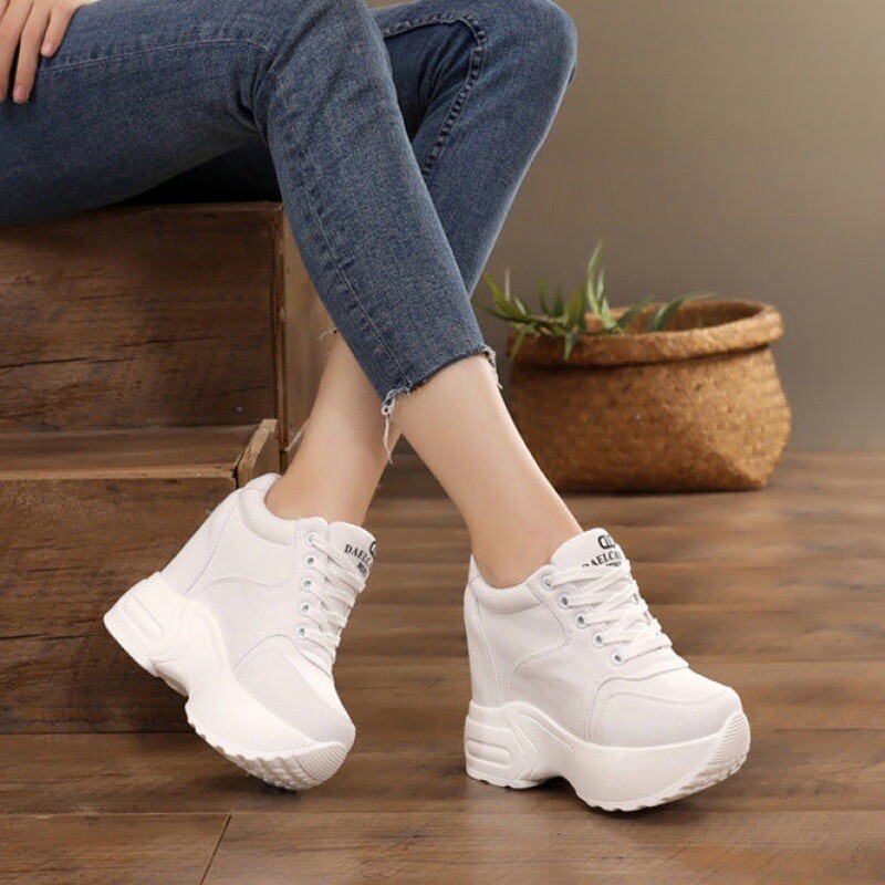 WD кухи, дишащи 12 см увеличаващи височината дамски обувки с дантелени клиновидни токчета Корейска версия Универсални бели спортни обувки с дебела подметка тенденция