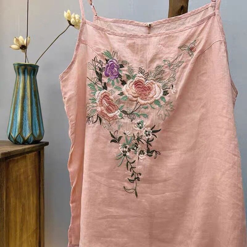 Formálna fotografia malých letných dámskych šiat s tílkom, nového čínskeho retro literárneho spodného oblečenia, silnej výšivky, bavlnenej a ľanovej vesty