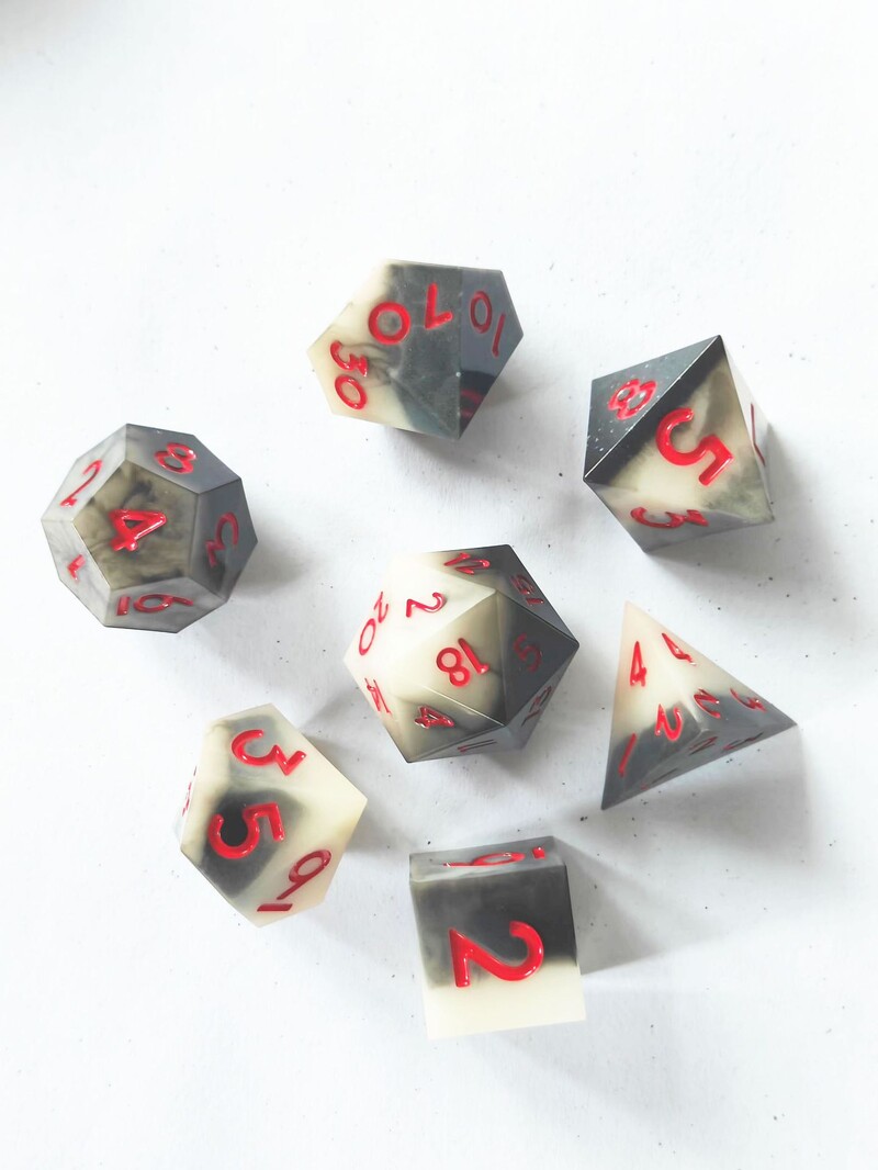 Resin dice DND настолна игра Dungeons and Dragons COC run group TRPG Cthulhu multi-faceted D4-D20 set 7 tablets
