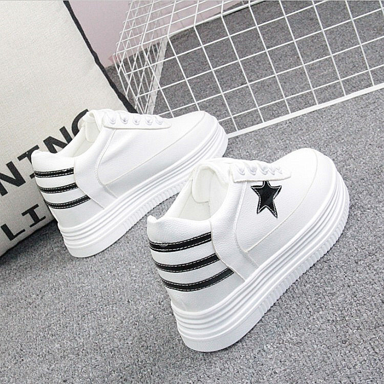 Малки бели обувки с невидимо увеличаване на височината жени 2024 пролет нови дамски обувки 8 см универсални единични обувки с дебел долен ток