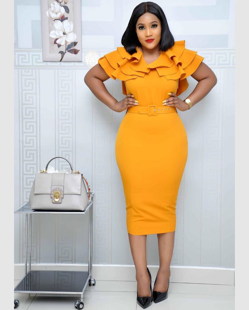 Едноцветна рокля със средна дължина с волани и темпераментна рокля с колан