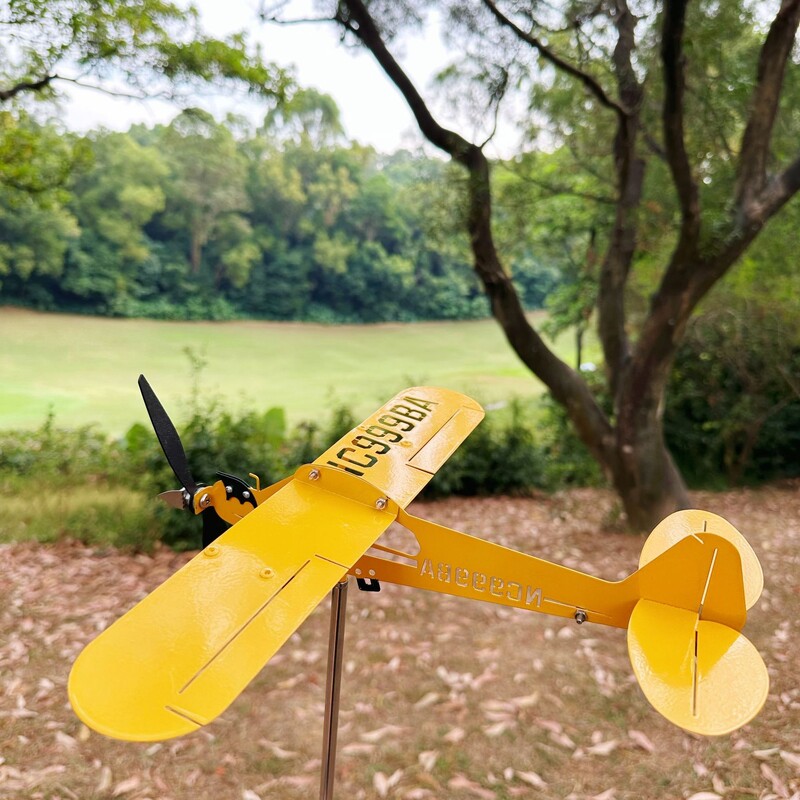 Tarpvalstybinė nepriklausoma stotis metalinė geležies geltona besisukanti orlaivio vėtrungė sodo dekoravimo kiemo vėjo malūnas
