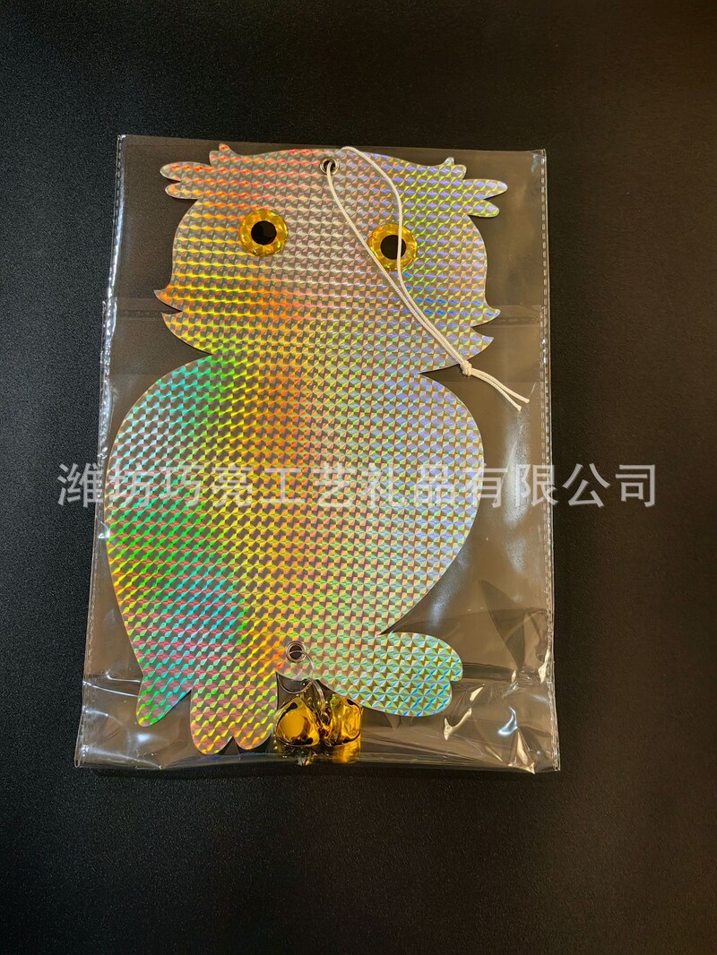 Lazerinė atspindinti paukščius atbaidanti juosta, pelėdas atbaidanti atspindinti juosta, lazerinė paukščių apsauga, pelėda, dirbama žemė, sodas, atspindinti juosta