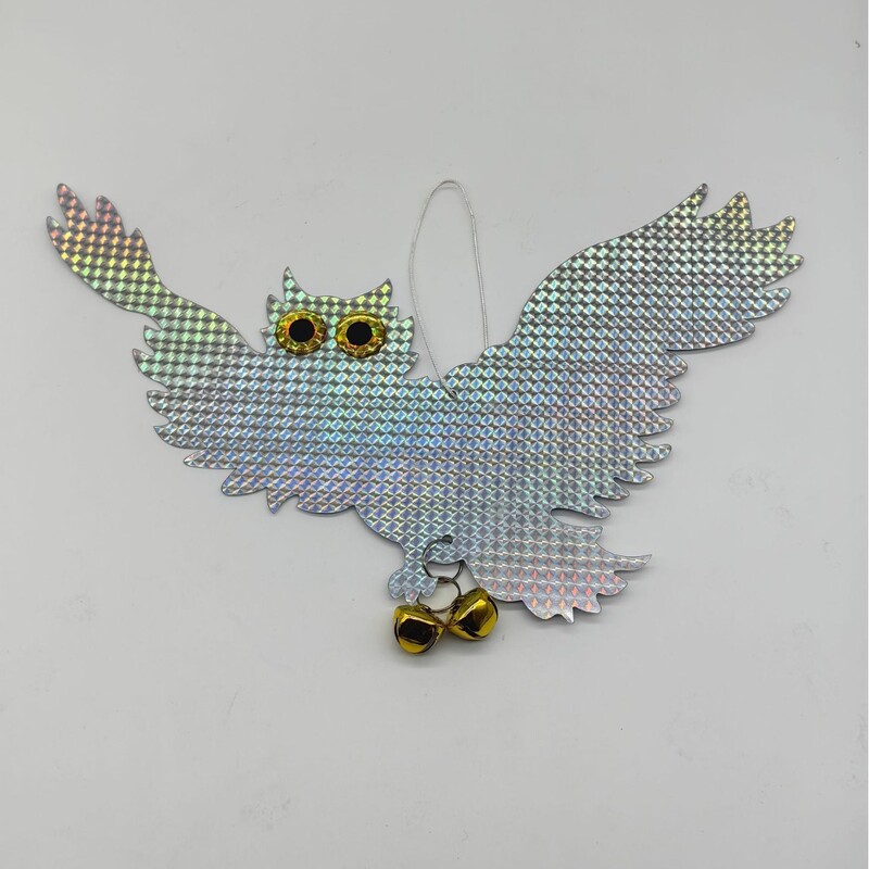 Lazerinė atspindinti paukščius atbaidanti juosta, pelėdas atbaidanti atspindinti juosta, lazerinė paukščių apsauga, pelėda, dirbama žemė, sodas, atspindinti juosta