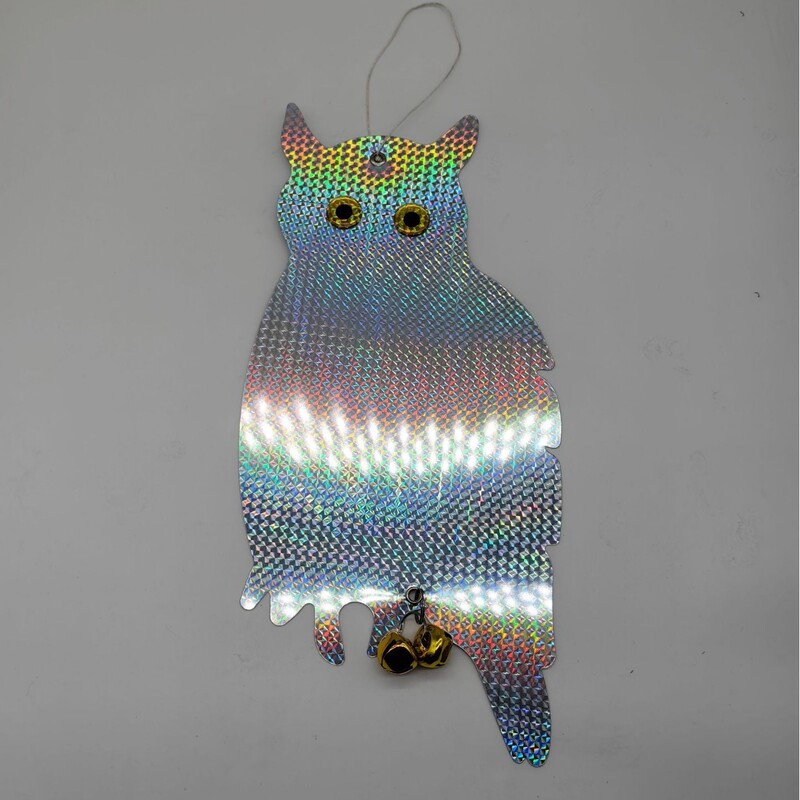 Lazerinė atspindinti paukščius atbaidanti juosta, pelėdas atbaidanti atspindinti juosta, lazerinė paukščių apsauga, pelėda, dirbama žemė, sodas, atspindinti juosta