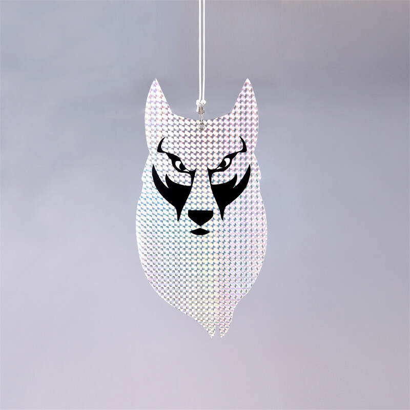 Lazerinė atspindinti paukščius atbaidanti juosta, pelėdas atbaidanti atspindinti juosta, lazerinė paukščių apsauga, pelėda, dirbama žemė, sodas, atspindinti juosta