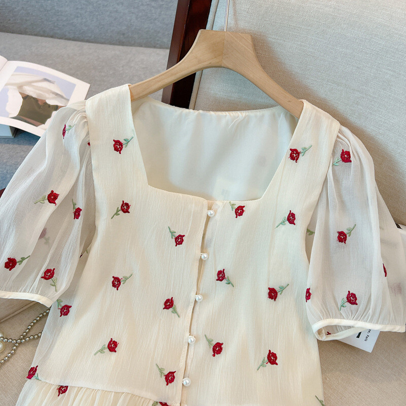 Tikros kvadratinės apykaklės marškiniai trumpomis rankovėmis moteriški vasaros nauji prancūziški retro siuvinėti marškiniai aukščiausios klasės nišinė viršūnė