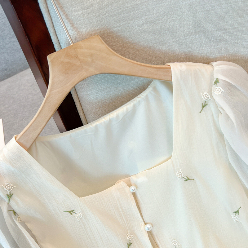 Tikros kvadratinės apykaklės marškiniai trumpomis rankovėmis moteriški vasaros nauji prancūziški retro siuvinėti marškiniai aukščiausios klasės nišinė viršūnė