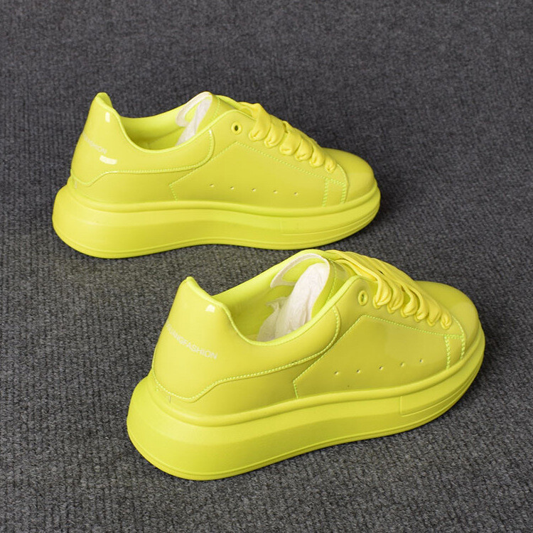 Bijele lakirane cipele za parove sa sjajnom površinom, moderne i svestrane sportske cipele s debelim potplatom za muškarce i žene, veleprodaja proizvođača