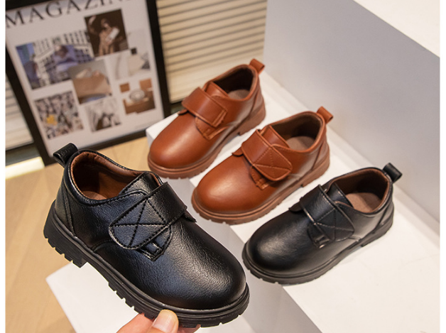 2024 tavaszi ősz tél új stílusú matt tépőzáras fekete bőrcipő fiúknak plusz bársony légáteresztő brit kis és közepes gyerekcipők